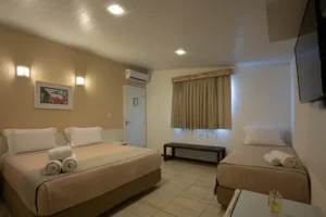 Quarto triplo da Pousada Malibu